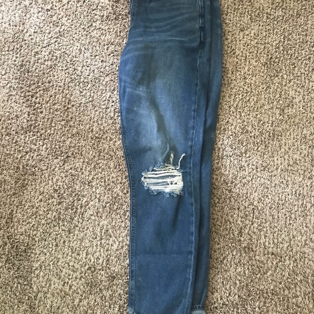 American Eagle High Wasted Rip Jeans